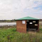 ...e soprattutto dei gazebo di legno e metallo: quelli che permetterebbero di praticare il birdwatching se solo si potesse avere libero accesso al lago